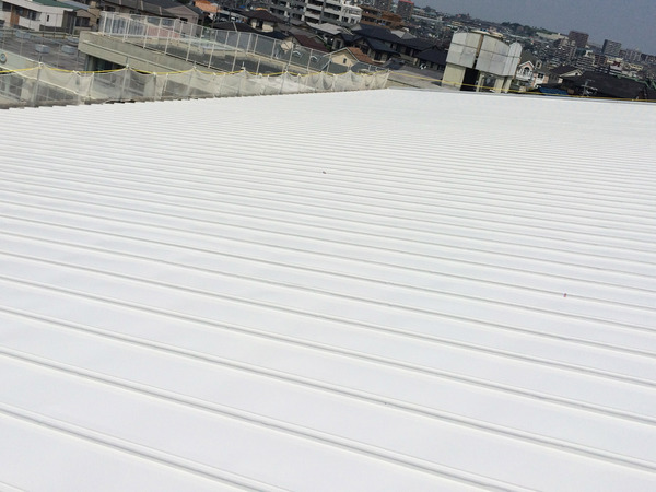 名古屋市　鎌倉台中学校　屋根塗装　シリコンコース上塗り完了2