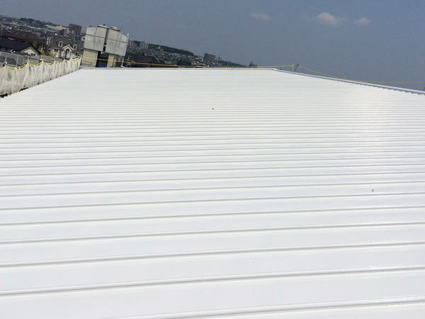 名古屋市　鎌倉台中学校　屋根塗装　シリコンコース上塗り完了