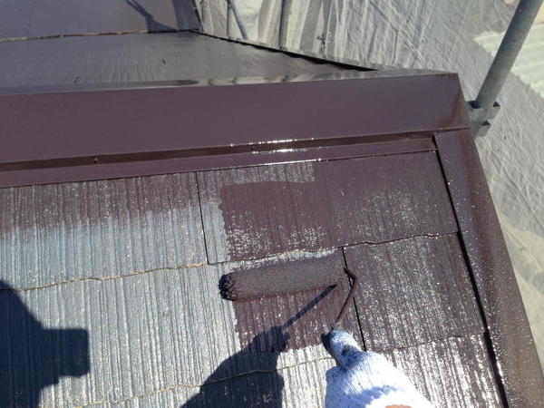 刈谷市 B様邸 屋根塗装 遮熱シリコンコース中塗り塗装中