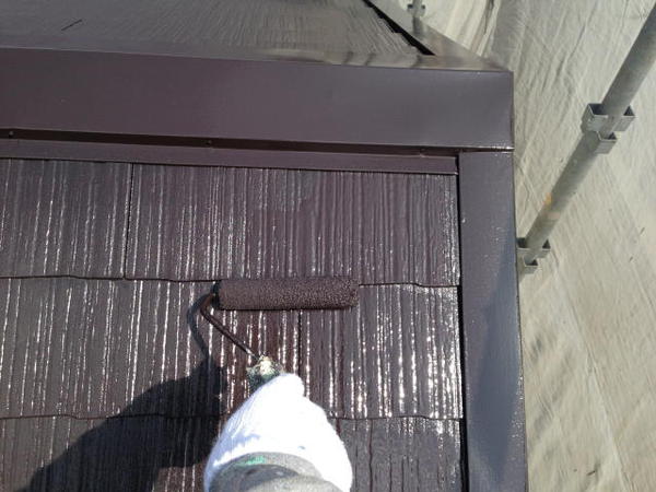 刈谷市 B様邸 屋根塗装 遮熱シリコンコース上塗り塗装中