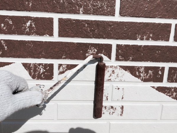 刈谷市N様邸外壁塗装多彩模様中塗り凸部分