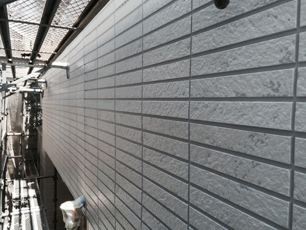 豊田市 Ｎ様邸 戸建 外壁塗装 多彩模様コース中塗り凸部分塗装完了1