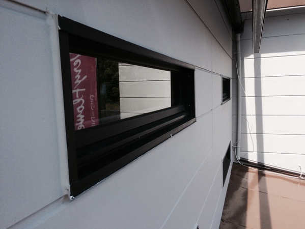 名古屋市 ヴェリーフラワー 店舗 屋根・外壁塗装 シリコンコース外壁塗装上塗り完了2