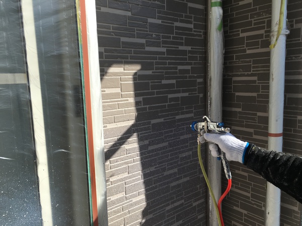 豊田市 N様邸 戸建 屋根・壁塗装 多彩模様コース　外壁塗装　上塗り1工程目
