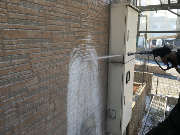 碧南市　KアパートB　外壁塗装　多彩模様コース　バイオ洗浄中