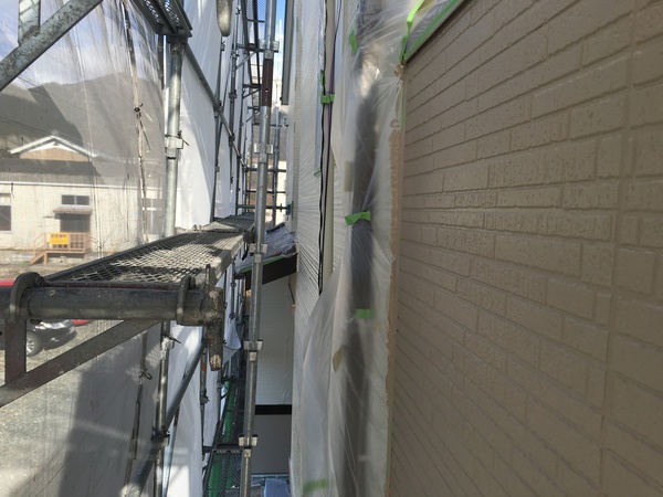 新城市　S様邸　屋根外壁　ﾌｯｿ・多模様塗装ｺｰｽ　外壁塗装　中塗り完了