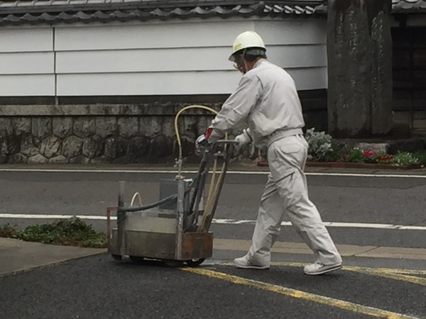 豊田市　花園自治区　白線焼付け塗装　ﾌﾟﾗｲﾏｰ塗装中