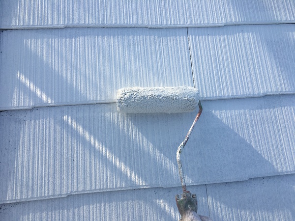 写真2枚目、屋根中塗り完了屋根プライマー塗装