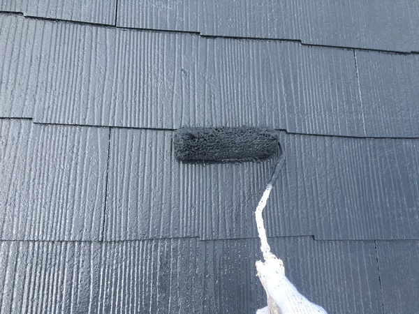 安城市 I様邸  屋根・外壁塗装 RSシルバーグロスSiコース屋根上塗り中