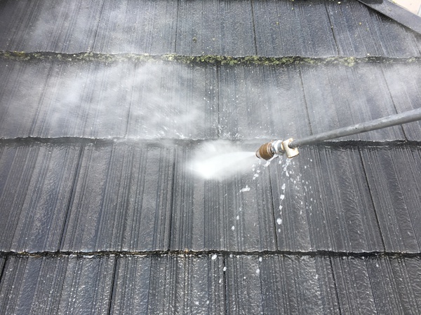 豊田市 Y様邸 屋根・外壁RSｺﾞｰﾙﾄﾞFﾀﾞﾌﾞﾙﾄｰﾝｺｰｽ屋根高圧洗浄中