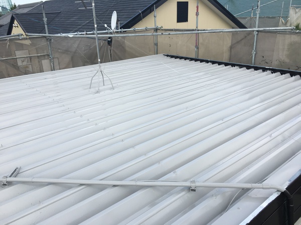 豊明市 Sアパート1  屋根・外壁塗装 RSシルバーグロスSiコース屋根下塗り完了