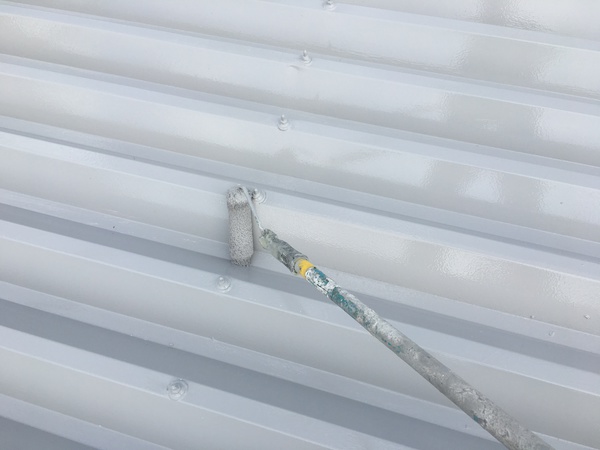豊明市 Sアパート1  屋根・外壁塗装 RSシルバーグロスSiコース屋根下塗り中