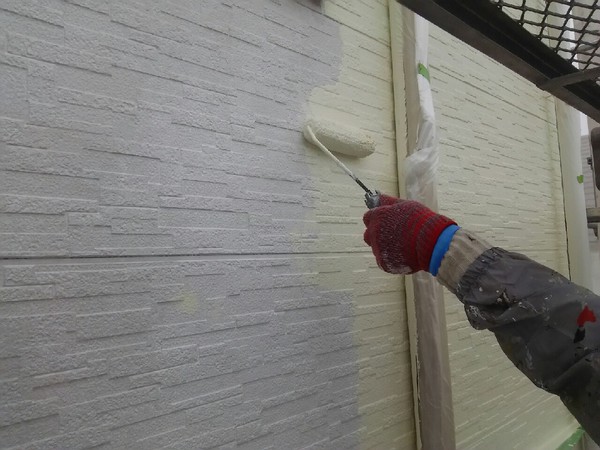 知立市　T様邸　戸建　外壁塗装　多彩模様コース　外壁塗装　中塗り施工中