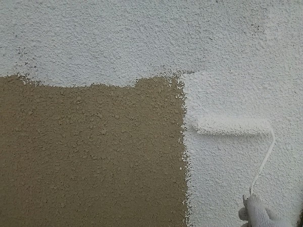 刈谷市　K様邸　屋根・外壁ﾌｯｿｺｰｽ　外壁塗装　下塗り1塗装中