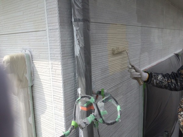 碧南市　H様邸　外壁塗装　多彩模様ｺｰｽ 外壁塗装　中塗り塗装中