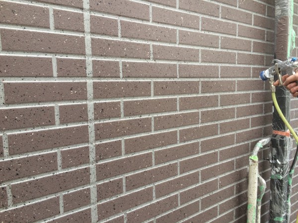 碧南市　H様邸　外壁塗装　多彩模様ｺｰｽ 外壁塗装　上塗り2塗装中