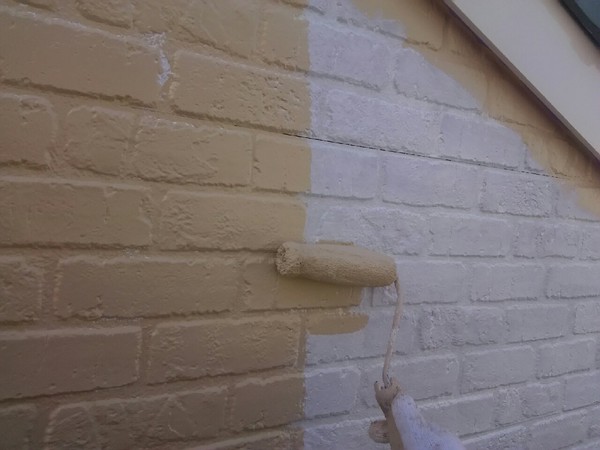 知立市　T様邸　戸建　外壁塗装　多彩模様コース　外壁塗装　中塗り　施工中