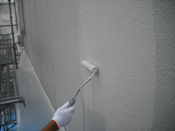 西尾市 Ｊアパート F棟 外壁塗装 屋根塗装 シリコンコース外壁上塗り塗装中