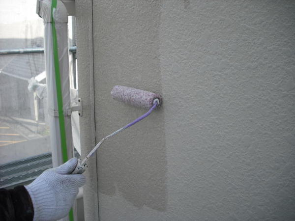 西尾市　　Ｊアパート　Ｃ棟　外壁塗装　屋根塗装　シリコンコースシーラ塗装中