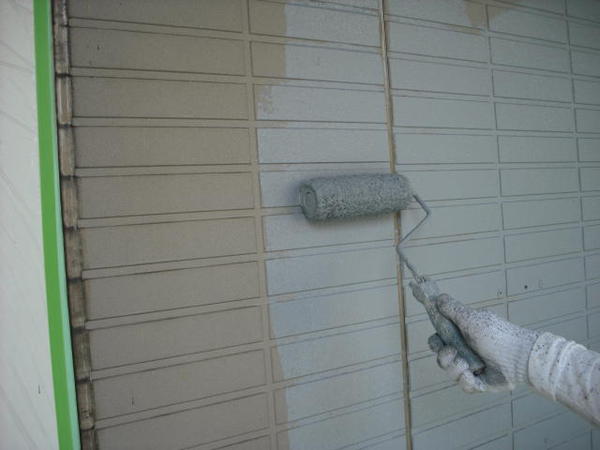 刈谷市　Jアパート　外壁塗装　屋根塗装　シリコンコース中塗り塗装中