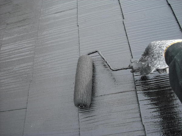 西尾市 Ｊアパート G棟 外壁塗装 屋根塗装 シリコンコース屋根上塗り施工中