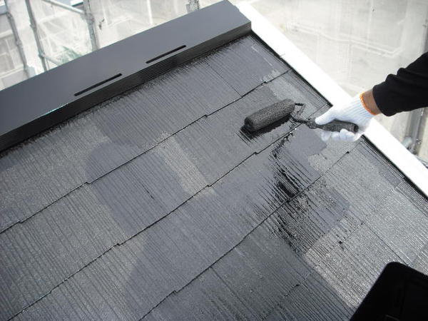 西尾市 Ｊアパート F棟 外壁塗装 屋根塗装 シリコンコース屋根上塗り塗装中