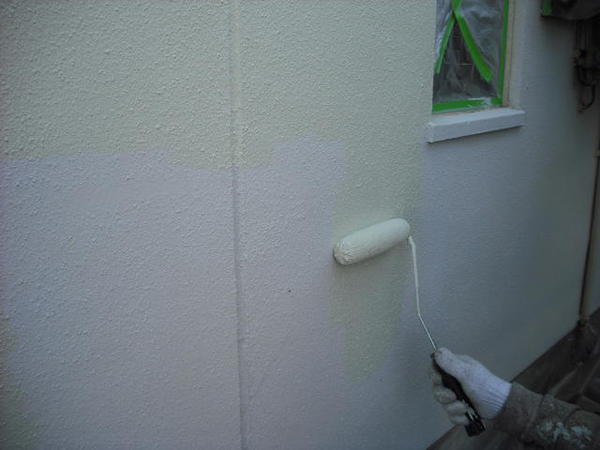 岡崎市　M様邸　戸建　外壁塗装　シリコンコース中塗り塗装中