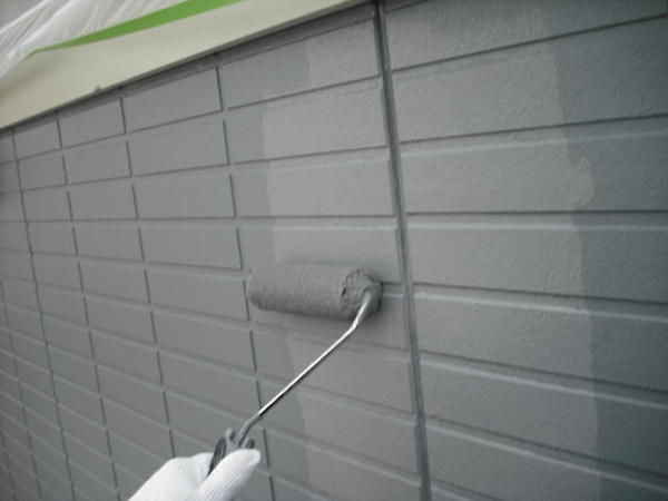 西尾市 Ｊアパート K棟 外壁塗装 屋根塗装 シリコンコース上塗り塗装中