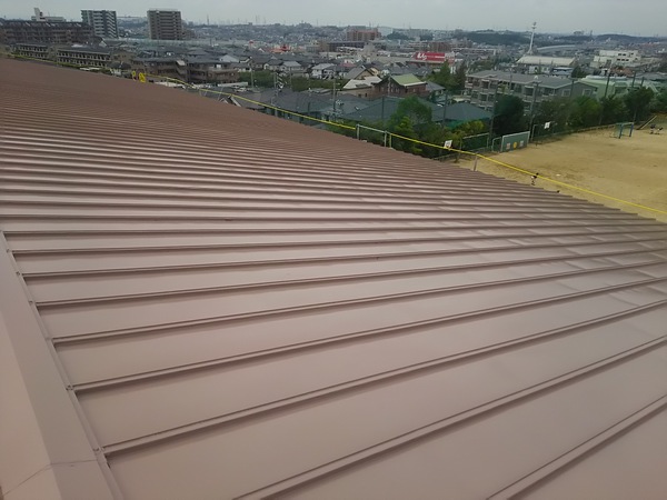 名古屋市　滝の水小学校　屋根塗装　シリコンコース中塗り完了