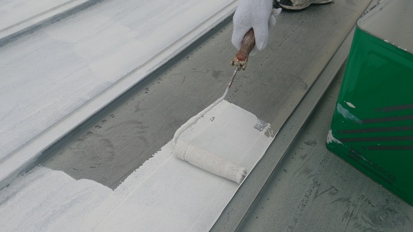 名古屋市　鎌倉台中学校　屋根塗装　シリコンコース下塗り錆止め