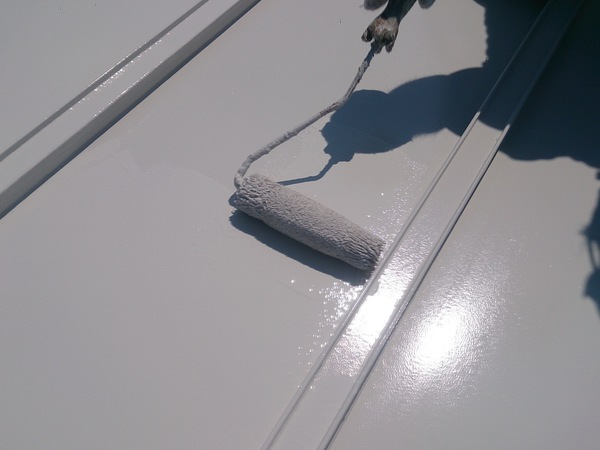 名古屋市　鎌倉台中学校　屋根塗装　シリコンコース上塗り塗装中