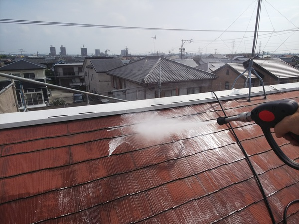 豊明市 Sアパート2 屋根・ 外壁塗装 RSシルバーグロスSiコース屋根バイオ洗浄中