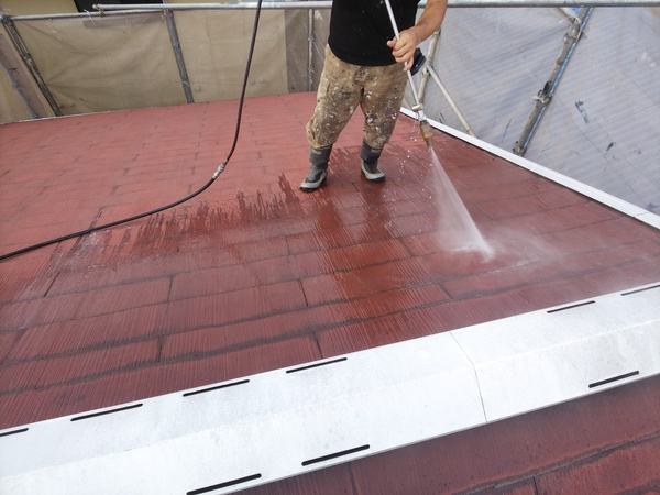 豊明市 Sアパート2 屋根・ 外壁塗装 RSシルバーグロスSiコース屋根高圧洗浄中