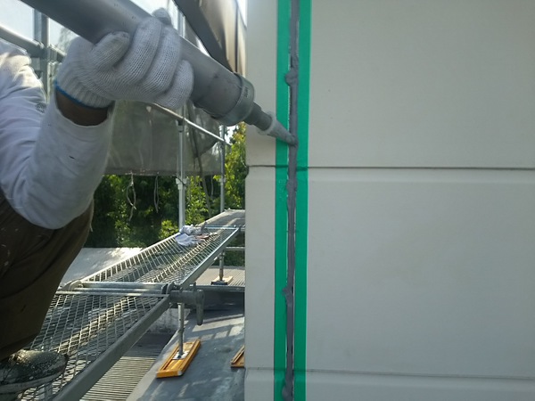 名古屋市 ヴェリーフラワー 店舗 屋根・外壁塗装 シリコンコースシーリング打設中