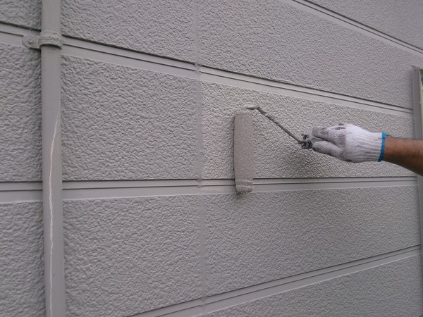 名古屋市 ヴェリーフラワー 店舗 屋根・外壁塗装 シリコンコース外壁上塗り塗装中