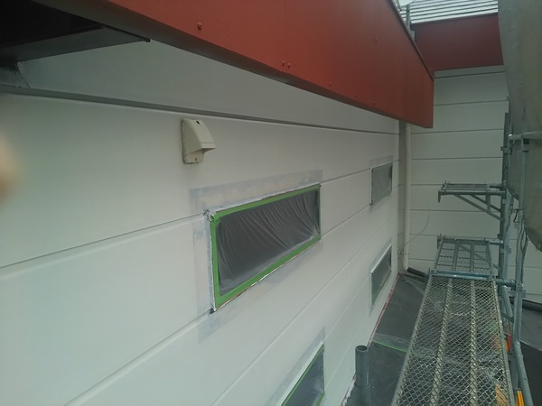 名古屋市 ヴェリーフラワー 店舗 屋根・外壁塗装 シリコンコース外壁下塗り完了