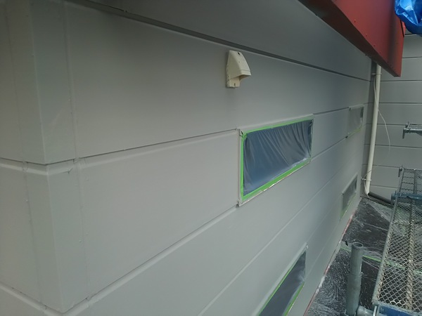 名古屋市 ヴェリーフラワー 店舗 屋根・外壁塗装 シリコンコース外壁中塗り完了2