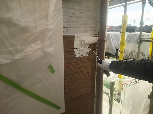 碧南市　Kアパート　外壁塗装　多彩模様コース下塗り中
