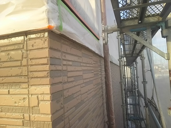 碧南市　Kアパート　外壁塗装　多彩模様コース外壁塗装中塗り凸塗装完了