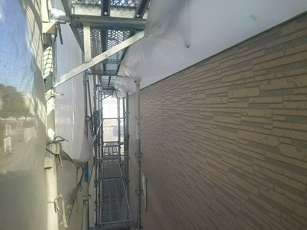 碧南市　KアパートB　外壁塗装　多彩模様コース　外壁塗装　上塗り1回目完了