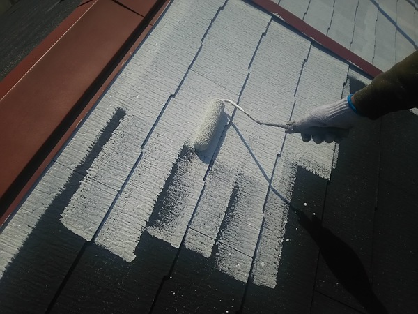 岡崎市　Ｏ様邸　屋根外壁塗装　ﾌｯｿｺｰｽ　屋根塗装　クールシーラ塗装中