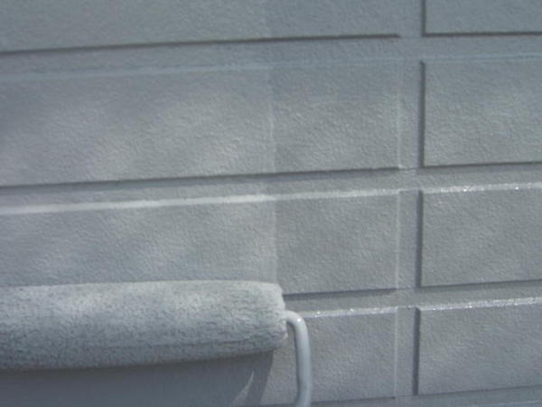 刈谷市　Jアパート　外壁塗装　屋根塗装　シリコンコース上塗り中