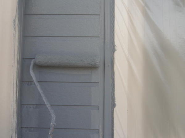 刈谷市　Jアパート　B棟　外壁塗装　屋根塗装　シリコンコース上塗り塗装中