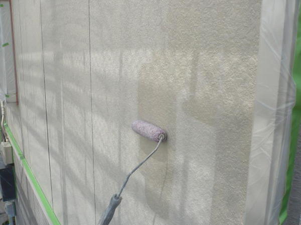 西尾市 Ｊアパート 棟 Ｅ外壁塗装 屋根塗装 シリコンコースシーラ塗装中
