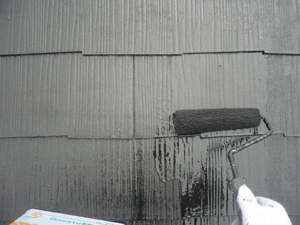 西尾市　Ｊアパート　Ｄ棟　外壁塗装　屋根塗装　シリコンコース上塗り塗装中屋根