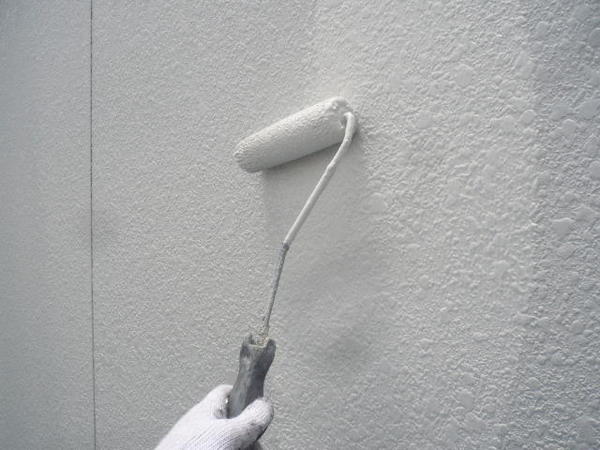 西尾市 Ｊアパート 棟 Ｅ外壁塗装 屋根塗装 シリコンコース上塗り施工中