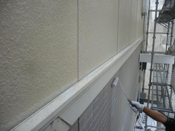 西尾市 Ｊアパート H棟 外壁塗装 屋根塗装 シリコンコース下塗り塗装中