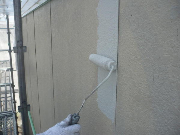 西尾市 Ｊアパート H棟 外壁塗装 屋根塗装 シリコンコース中塗り塗装中