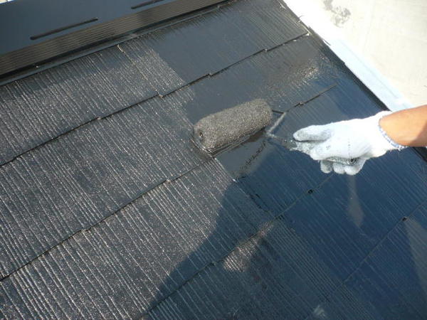西尾市 Ｊアパート H棟 外壁塗装 屋根塗装 シリコンコース屋根上塗り塗装中