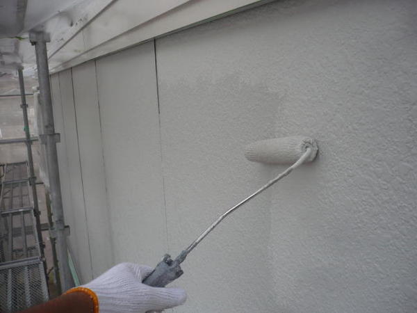 西尾市 Ｊアパート H棟 外壁塗装 屋根塗装 シリコンコース上塗り塗装中